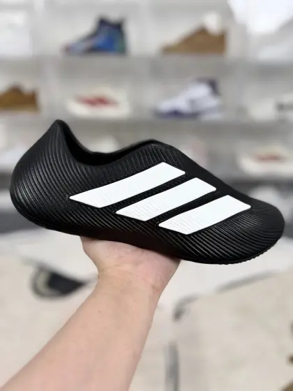 ▪️XY纯原 adidas Purechill 舒适百搭 防滑回弹 生活休闲鞋 男女同款 黑白 ▪️ (36 362⁄3 371⁄3 38 382⁄3 391⁄3 40 402⁄3 411⁄3 42 422⁄3 431⁄3 44 442⁄3 451⁄3) ▪️货号:KI0064/KH6421/LC1222 ▪️adidas Purechill生活休闲鞋是阿迪达斯推出的一款专注于舒适与恢复的鞋款.采用一体式EVA材质中底,柔软轻盈,踩上去有“踩在云端”般的舒适感,能有效缓解脚部疲劳,适合运动后恢复或日常休闲穿着.鞋身内侧前端设有透气孔,配合Climacool通风系统,促进空气流通,帮助双脚保持干爽,减少闷热感,尤其适合夏季或运动后脚部出汗的情况.鞋身外侧配有弧形模制TPU三条纹设计,不仅强化了鞋身稳定性,避免行走时脚部晃动,还增添了时尚感,使鞋款兼具功能性与美观性.搭载全掌橡胶外底,耐磨性强,提供良好的抓地力,适合室内外多种场景,无论是居家、散步还是轻度户外活动都能轻松应对.总体而言,adidasPurechill生活休闲鞋是一款兼顾舒适、透气、稳定与时尚的鞋款,适合运动后恢复、日常休闲或轻度户外活动场景.